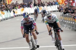 Primoz Roglic (à gauche) s'impose devant Juan Ayuso. KEYSTONE/EPA/Siu Wu